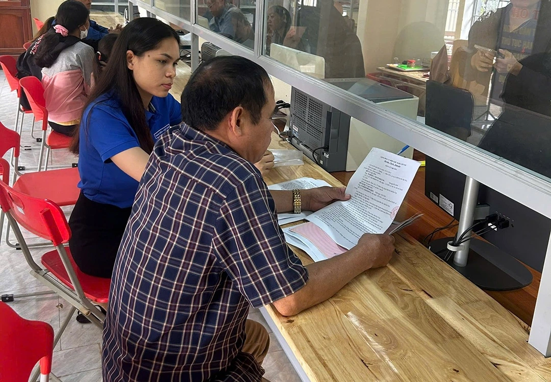 Áo xanh tình nguyện hướng dẫn người dân làm thủ tục hành chính tại Trung tâm phục vụ hành chính công các xã, phường.