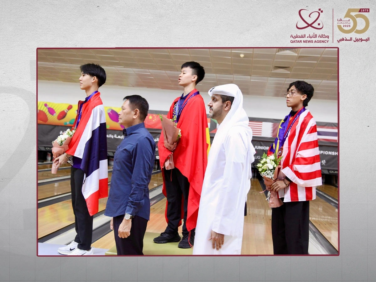Tan Dat (C) brings home the first gold medal at the ongoing 24th Asian Junior Bowling Championships held in Qatar. (Photo: https://qna.org.qa/) 