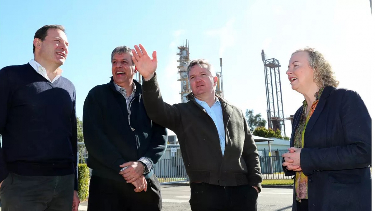 Bộ trưởng Biến đổi khí hậu Australia Chris Bowen (thứ hai từ phải sang) đến thăm dự án hydrogen Orica ở Thung lũng Hunter vào năm 2023. Nguồn: Peter Lorimer