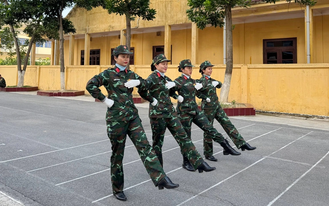 Thiếu tá Nguyễn Thị Bắc (người thứ tư) tập luyện cùng đồng đội