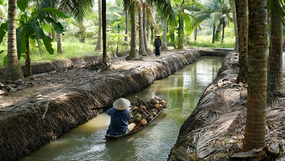 "Bà già đi bụi" dựa theo truyện ngắn cùng tên của nhà văn Nguyễn Ngọc Tư, tác giả kịch bản NSƯT Phi Tiến Sơn, đạo diễn Trần Chí Thành. (Ảnh: Đoàn phim cung cấp)