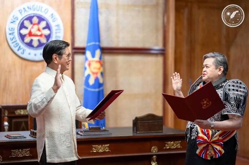 Bà Theresa Lazaro tuyên thệ nhậm chức Bộ trưởng Bộ Ngoại giao Philippines. Ảnh: Manilatimes