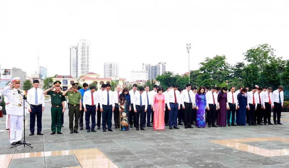 Lãnh đạo tỉnh Bắc Ninh dành một phút mặc niệm tưởng nhớ đồng chí Ngô Gia Tự tại Công viên Ngô Gia Tự, phường Bắc Giang