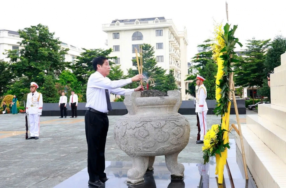 Bí thư Tỉnh ủy Bắc Ninh Nguyễn Văn Gấu dâng hương tưởng nhớ các Anh hùng liệt sĩ tại Đài tưởng niệm các Anh hùng liệt sĩ tỉnh