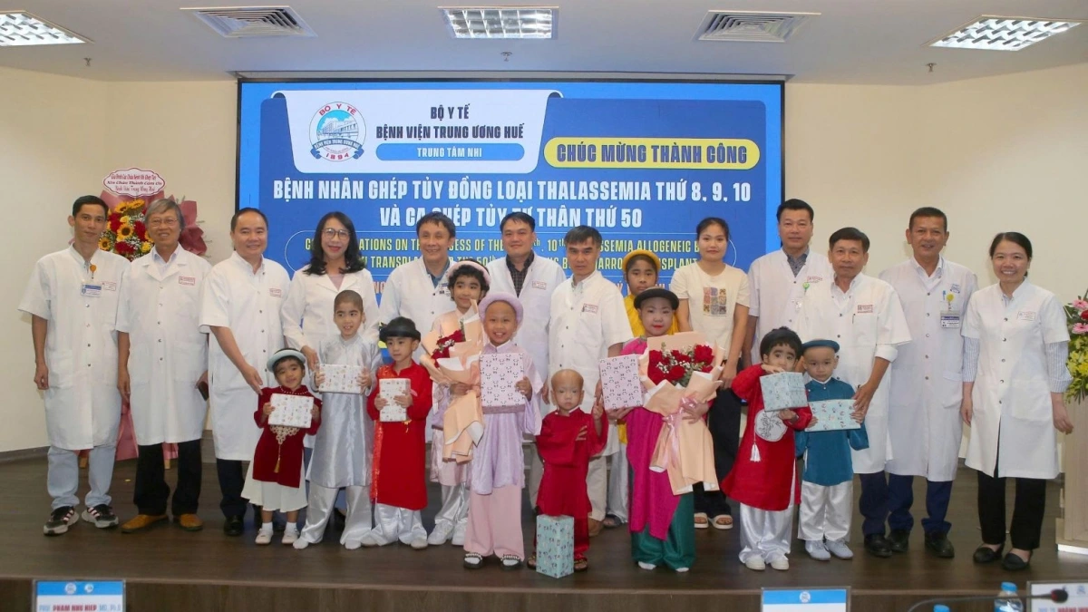Các bác sĩ Bệnh viện Trung ương Huế tổ chức lễ ra viện cho các bệnh nhi