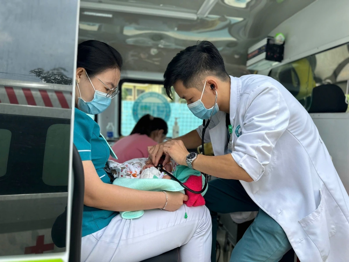Hình ảnh bệnh nhi được cấp cứu ngay tại khu vực cửa khẩu Bờ Y (Quảng Ngãi), trước khi được chuyển về tỉnh Gia Lai để điều trị chuyên sâu. (Ảnh: BVCC).