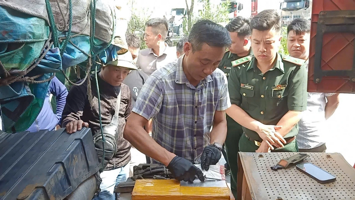Bạc thỏi được cất giấu trên xe qua biên giới