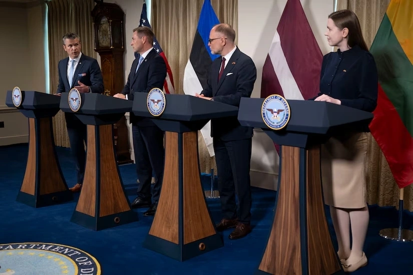 Bộ trưởng Quốc phòng Mỹ Pete Hegseth và Bộ trưởng Quốc phòng các nước Baltic tại Lầu Năm Góc, ngày 25/7/2025 (Ảnh: defense.gov)