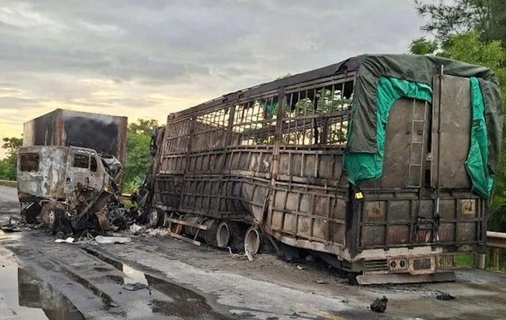 Hai ô tô cháy trơ khung sau cú va chạm mạnh
