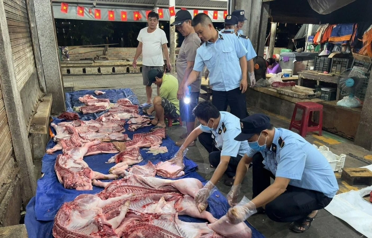 Ban Quản lý chợ Đông Ba, thành phố Huế kiểm tra các sạp bán thịt heo trong chợ