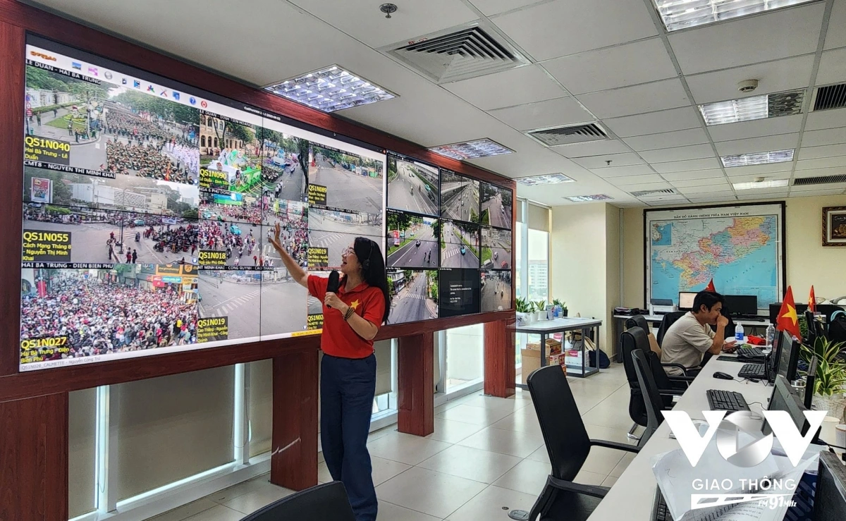 VOV Giao thông quốc gia cập nhật thông tin giao thông trực tiếp đến các bác tài, đặc biệt là trong các khung giờ cao điểm