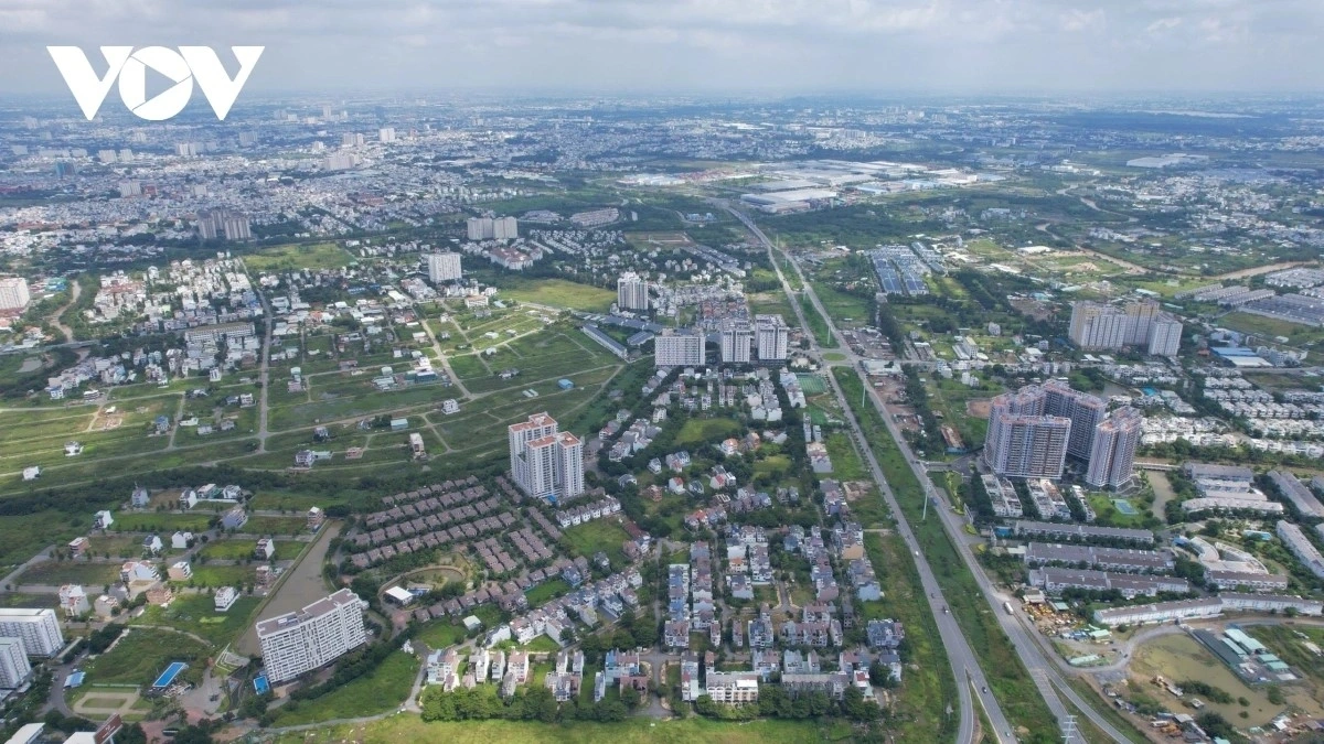 Một số ý kiến cho rằng, đánh thuế cao với người đầu cơ, “lướt sóng”, nhẹ dần với người nắm giữ bất động sản lâu dài là cần thiết.