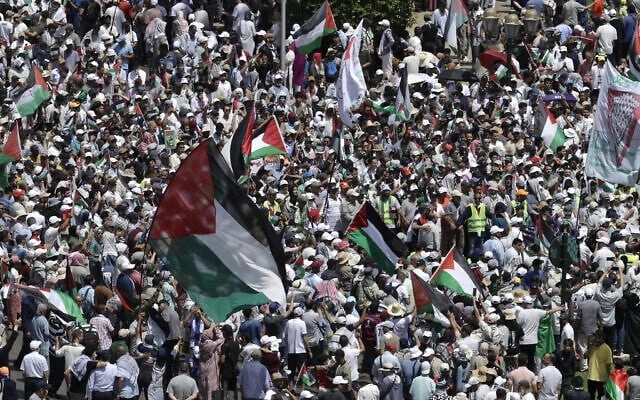 Người biểu tình phản đối cuộc chiến của Israel. (Ảnh: Reuters)