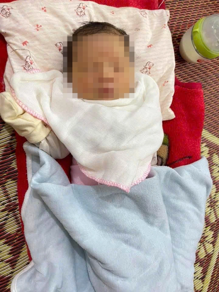 Bé gái sơ sinh bị bỏ rơi ven đường quốc lộ 70 thuộc địa bàn xã Phúc Lợi, tỉnh Lào Cai.