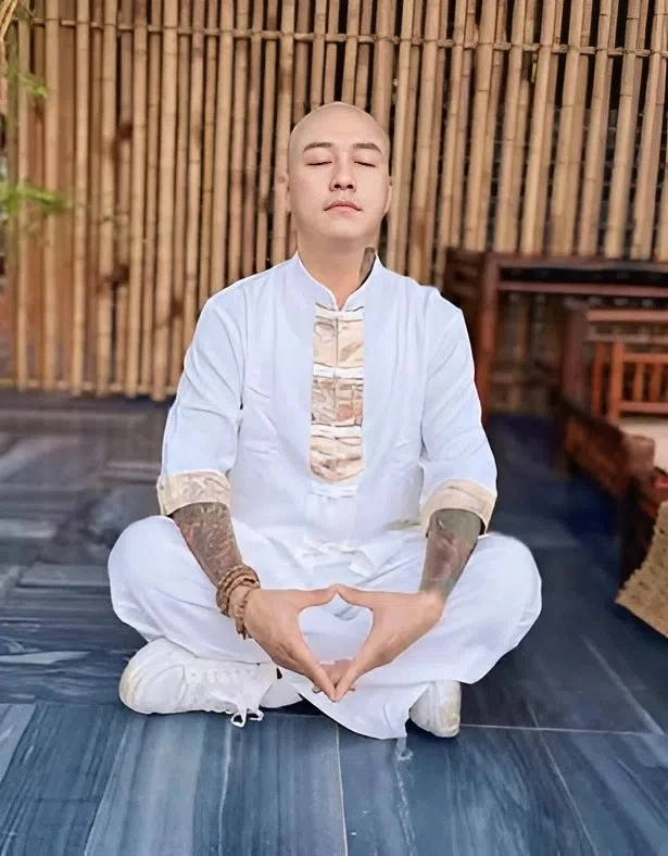 Sao Việt 28/7: Ca sĩ Tuấn Hưng xuống tóc quy y ở tuổi 47, phát tâm nương nhờ Phật pháp để cầu sức khỏe cho mẹ cùng người thân. Lễ xuống tóc của Tuấn Hưng được thực hiện trên đỉnh Yên Tử, Quảng Ninh, với sự chứng kiến của bà xã Hương Baby và một số bạn bè thân thiết.