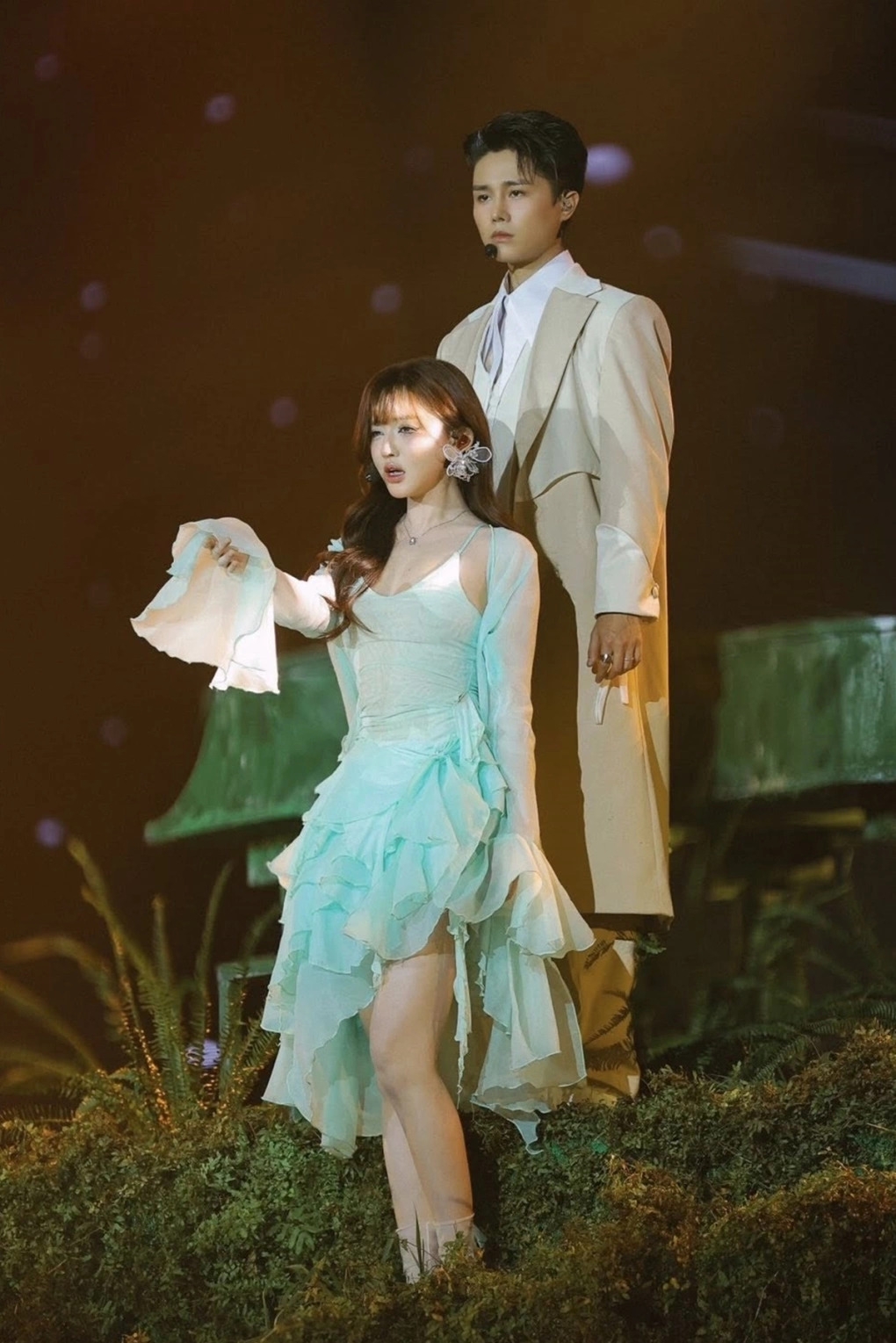 Sao Việt 9/7: Ở hậu trường 'Em xinh say hi', Tăng Duy Tân nói thương Bích Phương vất vả chăm lo cho việc trình diễn và ăn uống của các thành viên trong nhóm do cô dẫn dắt.