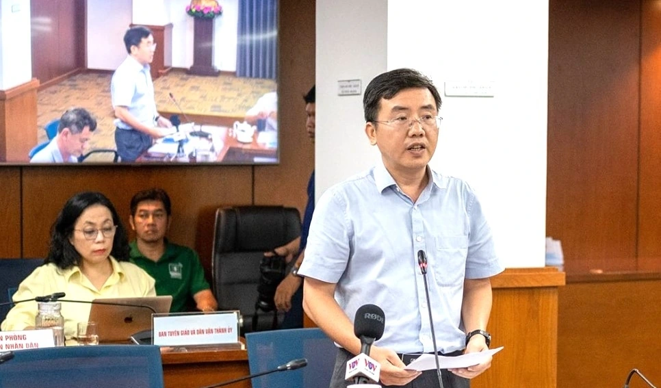 Ông Ngô Hải Đường - Trưởng Phòng Quản lý vận tải đường bộ, Sở Xây dựng TP.HCM cho biết hiện TPHCM đang có 100.000 biển báo cần thay đổi địa danh