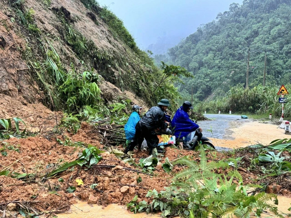 Trên nhiều địa bàn của tỉnh, đơn vị biên phòng bị mất điện lưới, sóng điện thoại không có việc liên lạc hết sức khó khăn