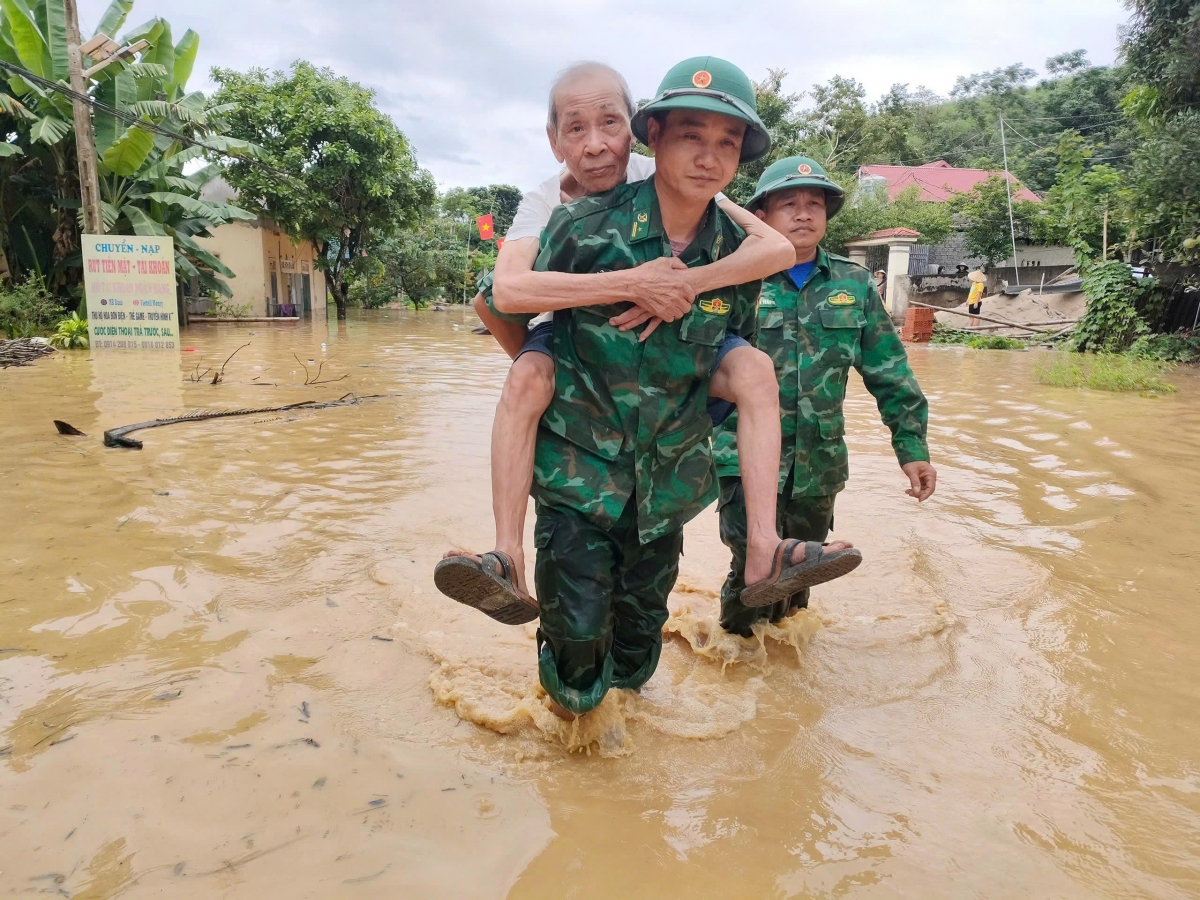 Bộ đội Biên phòng hỗ trợ, giúp đỡ người dân địa phương