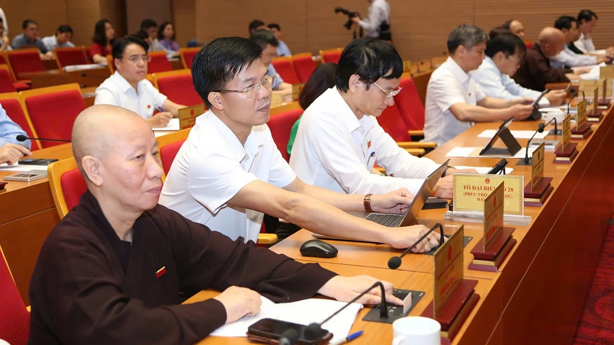 Các đại biểu HĐND thành phố Hà Nội bấm nút tán thành thông qua Nghị quyết