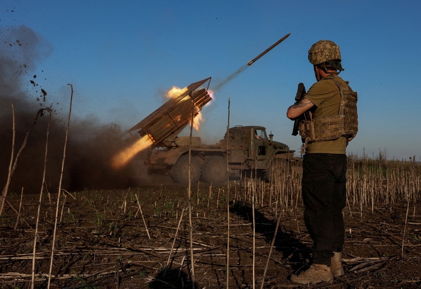 Hệ thống phóng tên lửa đa nòng BM-21 Grad của Ukraine hướng về phía quân đội Nga.Ảnh: Reuters
