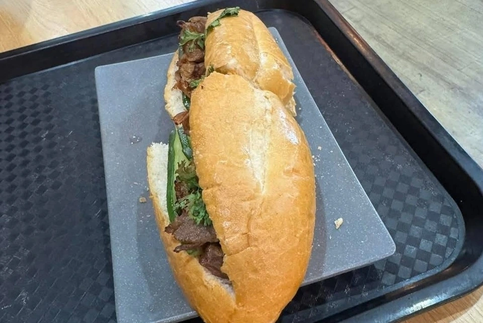 Hành khách phản ánh bánh mì có giá 208.000 đồng tại ga quốc tế sân bay Nội Bài, ngày 1/7. Ảnh: Nguyễn Ngọc Trà My.