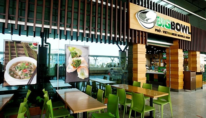Cửa hàng Bigbowl tại khu vực cách ly tầng 3 Nhà ga T2, là địa điểm hành khách phản ánh bánh mì có giá 208.000 đồng.