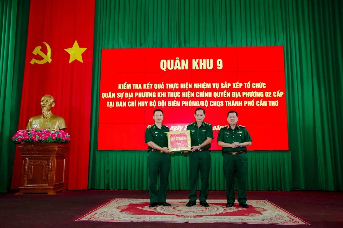 Thiếu tướng Chiêm Thống Nhất tặng quà cho cán bộ, chiến sĩ Ban chỉ huy BĐBP TP Cần Thơ