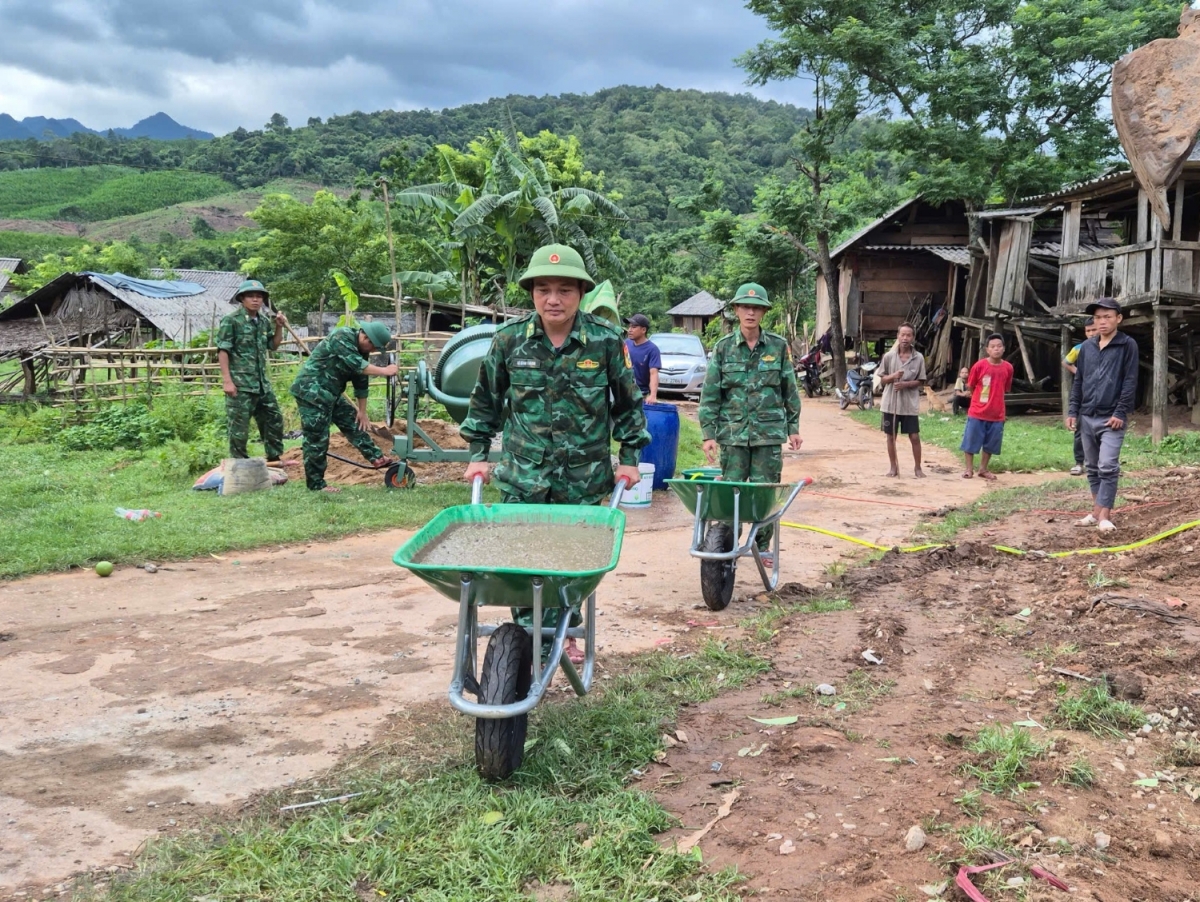 Bộ đội Biên phòng huy động ngày công giúp người dân Quảng Trị xây nhà mới. Ảnh Thanh Hiếu