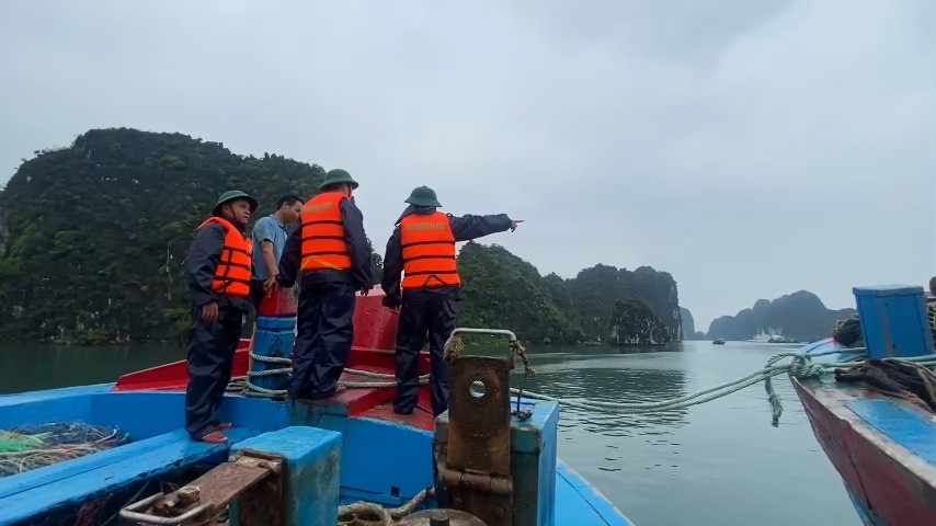 Bộ đội biên phòng cùng chằng, buộc tàu thuyền với các ngư dân. (Ảnh: Bộ đội biên phòng)