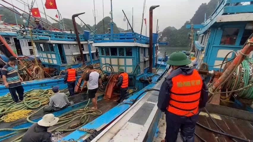 Bộ đội biên phòng cùng ngư dân chằng buộc tàu thuyền, ứng phó bão số 3 (bão Wipha). (Ảnh: Bộ đội biên phòng)