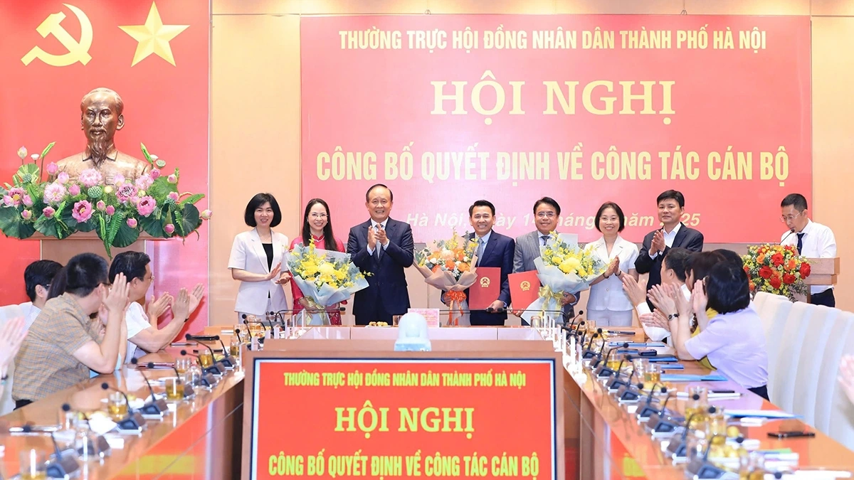 Lãnh đạo HĐND thành phố Hà Nội chúc mừng các cán bộ được bổ nhiệm.