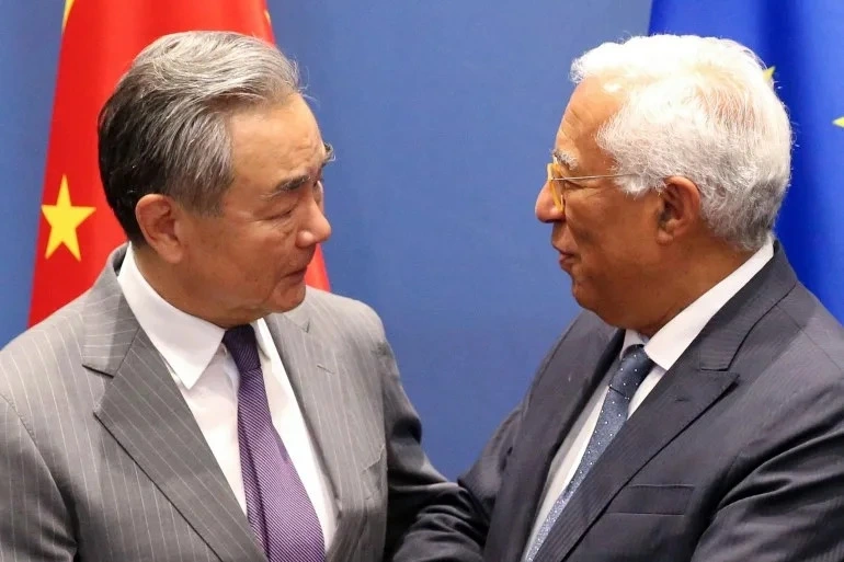 Bộ trưởng Ngoại giao Trung Quốc Vương Nghị gặp Chủ tịch Hội đồng châu Âu Antonio Costa. Ảnh: Yahoo