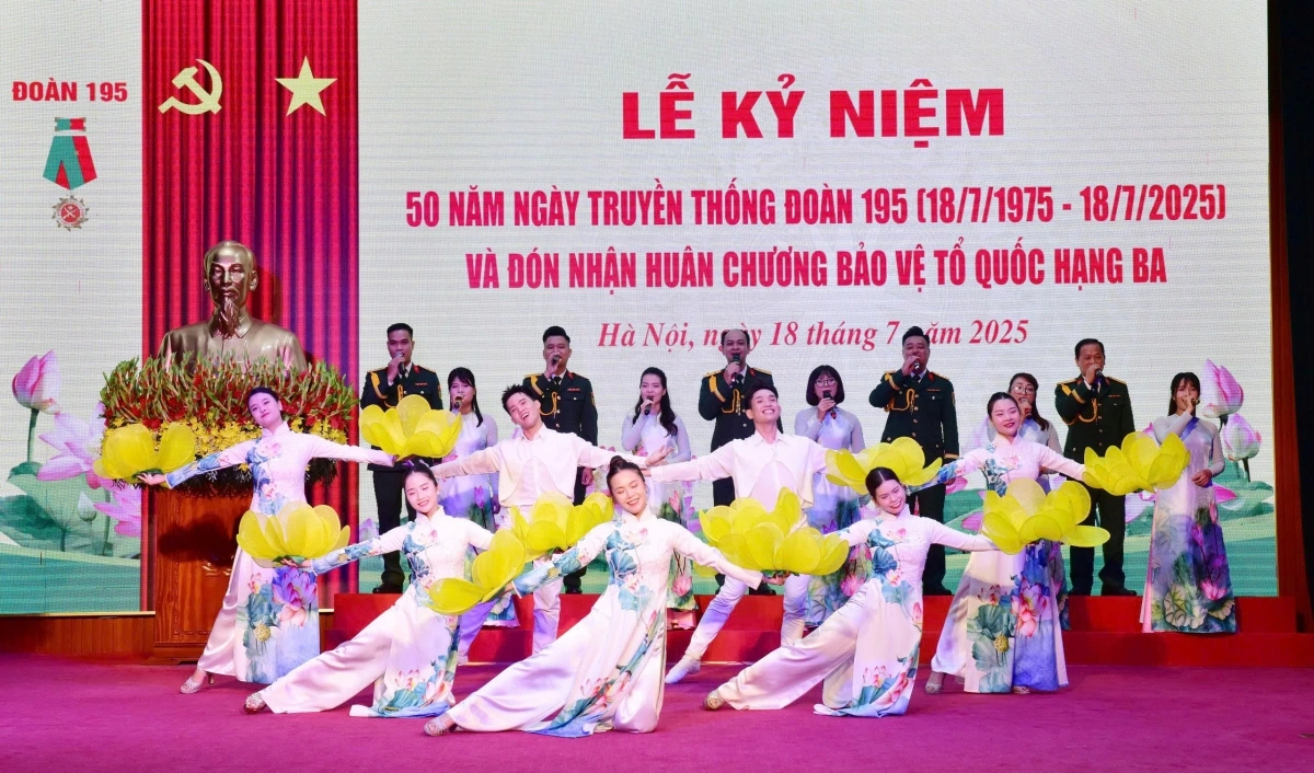 Văn nghệ chào mừng Đoàn 195 đón nhận Huân chương Bảo vệ Tổ quốc hạng Ba