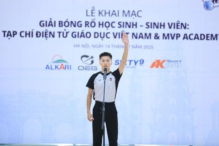 Đại diện tổ trọng tài tuyên thệ.