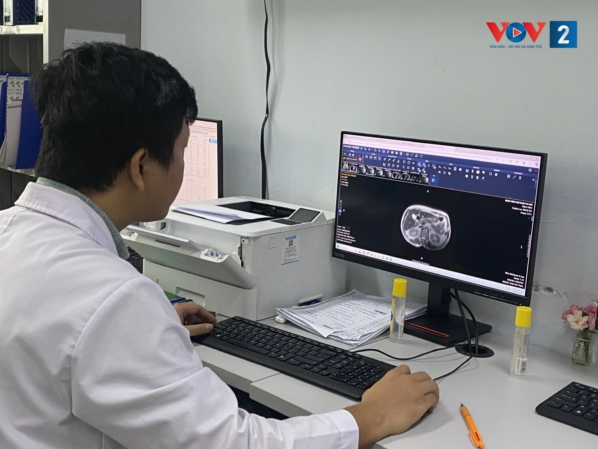 BS Võ Quốc Hoàn tra cứu bệnh án trên phần mềm máy tính
