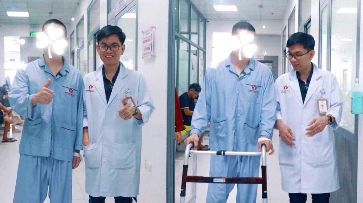 BS. Nguyễn Trần Duy hướng dẫn bệnh nhân tập đi trở lại sau phẫu thuật
