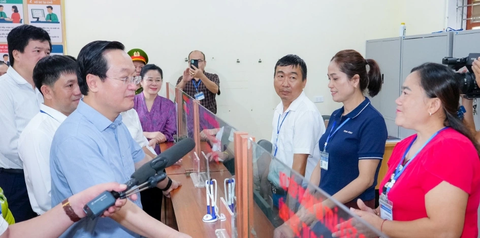 Ông Nguyễn Đức Trung, Bí thư Tỉnh ủy Nghệ An kiểm tra hoạt động của Trung tâm Phục vụ hành chính công xã Lượng Minh.