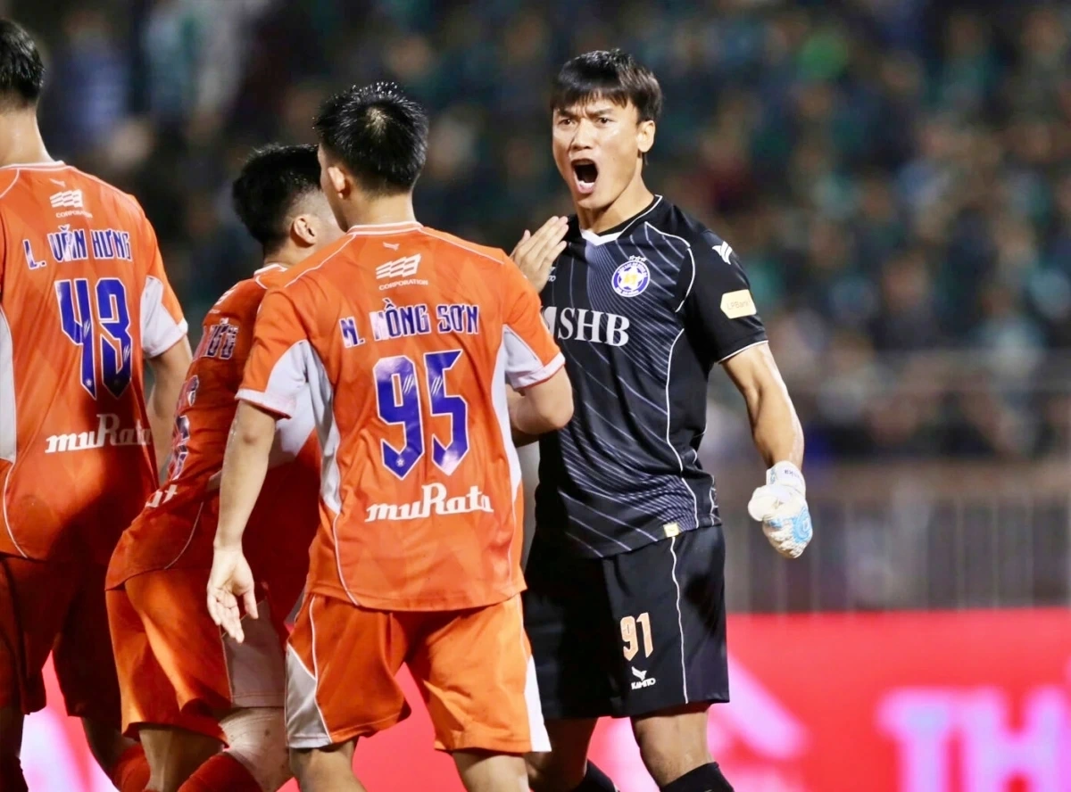 Bùi Tiến Dũng lọt top 10 thủ môn đắt giá nhất V-League 2025/2026.