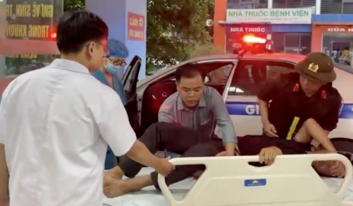 Tài xế được CSGT đưa tới bệnh viện cấp cứu kịp thời.