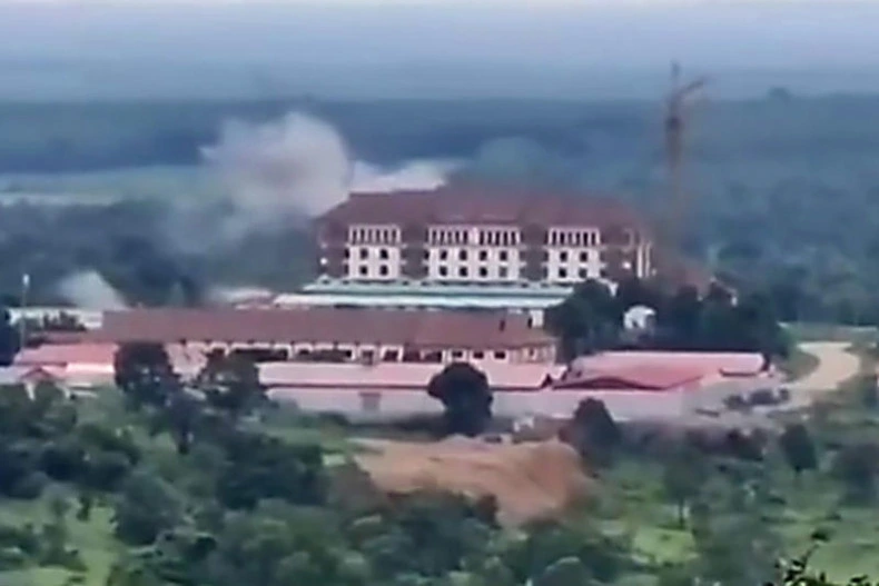 Khói bốc lên sau vụ tấn công của Thái Lan vào tòa nhà ở biên giới Campuchia. Ảnh: Bangkok Post