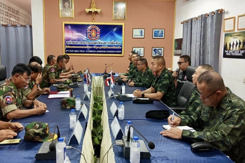 Cuộc gặp giữa Chỉ huy quân khu 2 Thái Lan và Chỉ huy quân khu 4 Campuchia tại Chong Chom ở huyện Kap Choeng, tỉnh Surin (Ảnh: BQP Thái Lan)