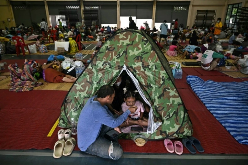 Người dân Thái Lan đi lánh nạn do đụng độ biên giới. Ảnh: Bangkok Post
