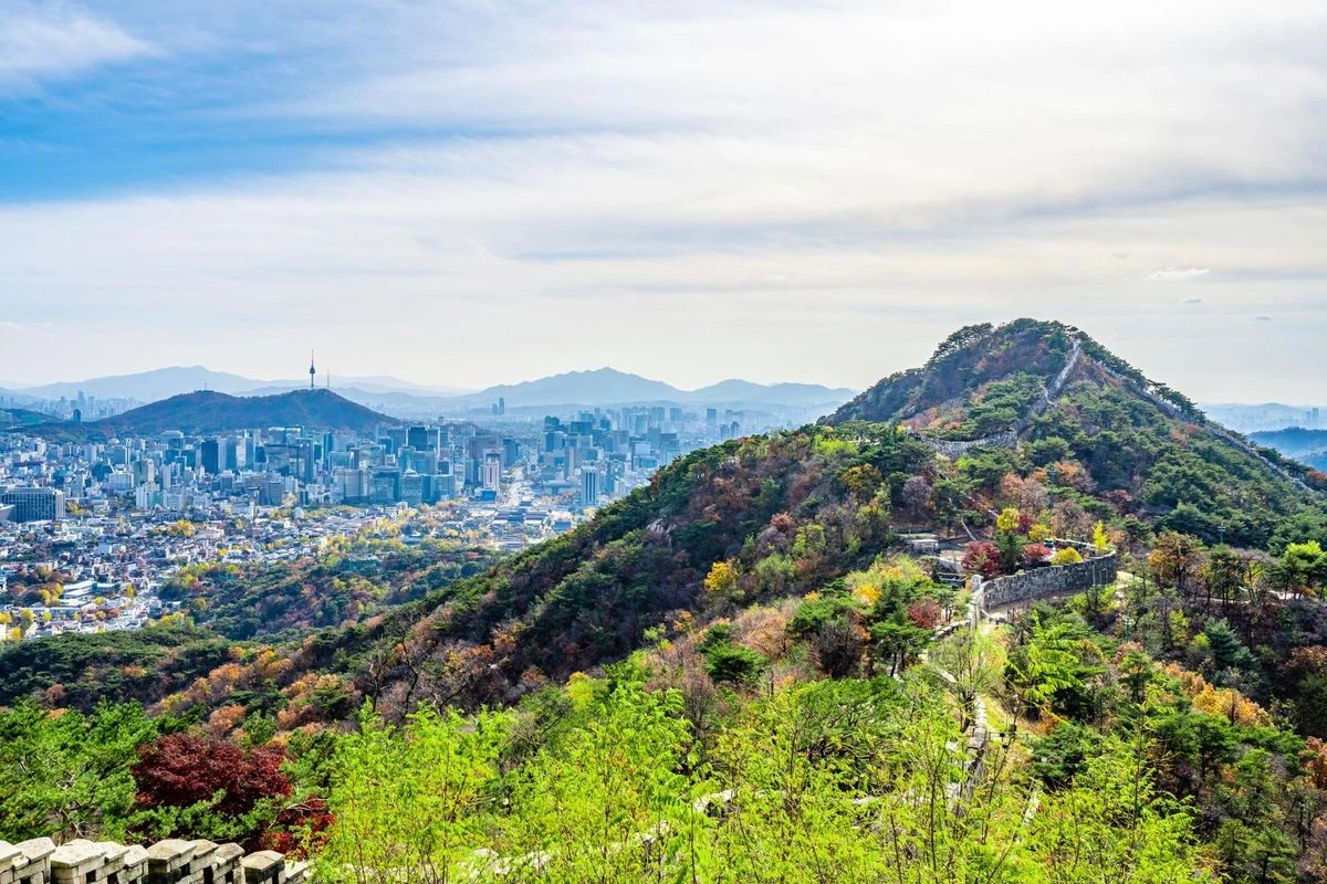 Núi Bugak mang đến tầm nhìn tuyệt đẹp ra trung tâm thành phố Seoul. Nguồn: Cơ quan Du lịch Seoul