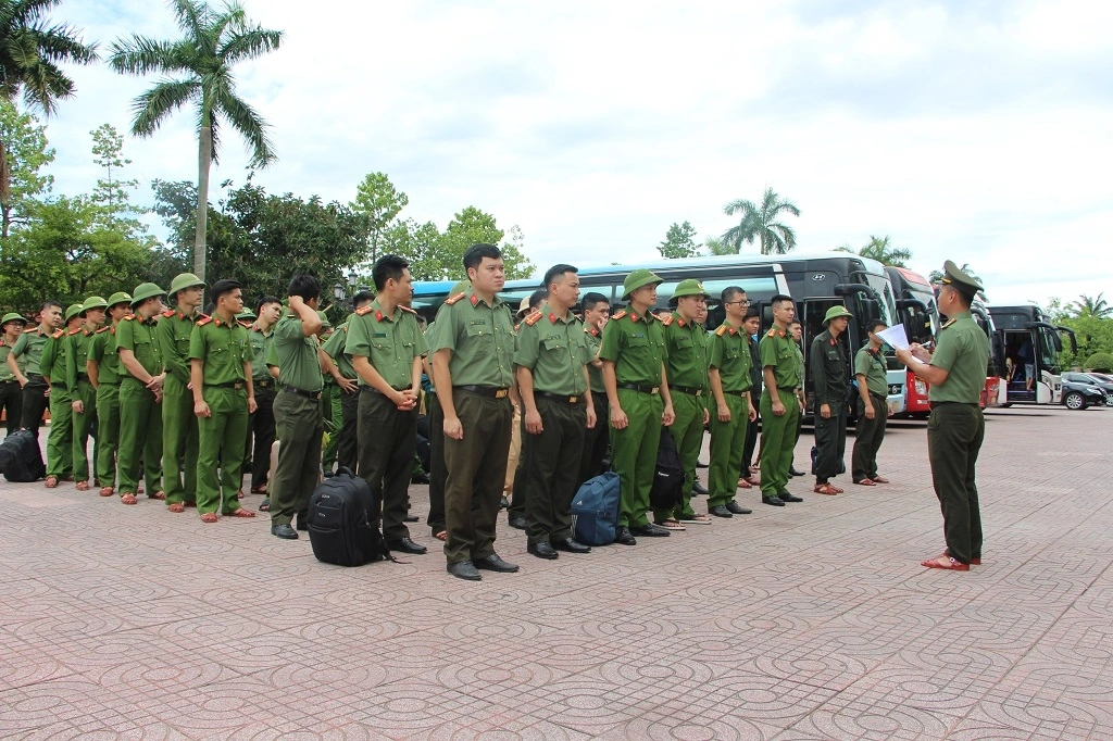 Lãnh đạo các phòng Công an Nghệ An quán triệt một số nội dung cho cán bộ chiến sỹ trước khi xuất quân.