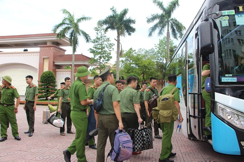 Cán bộ, chiến sỹ lên đường hỗ trợ người dân các xã phía Tây Nghệ An khắc phục hậu quả sau bão số 3.
