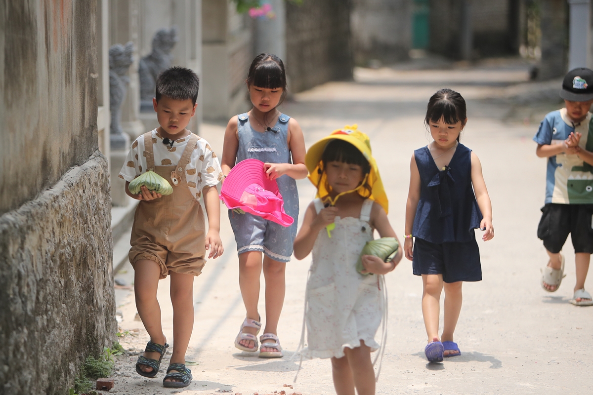 Các bé thực hiện thử thách đổi xôi lấy đồ tráng miệng