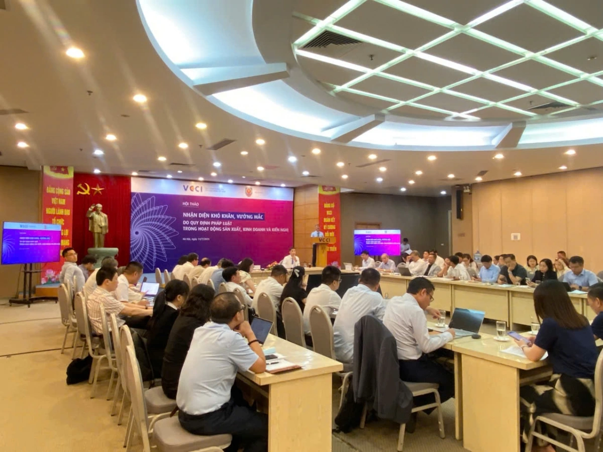 Các đại biểu trao đổi tại hội thảo
