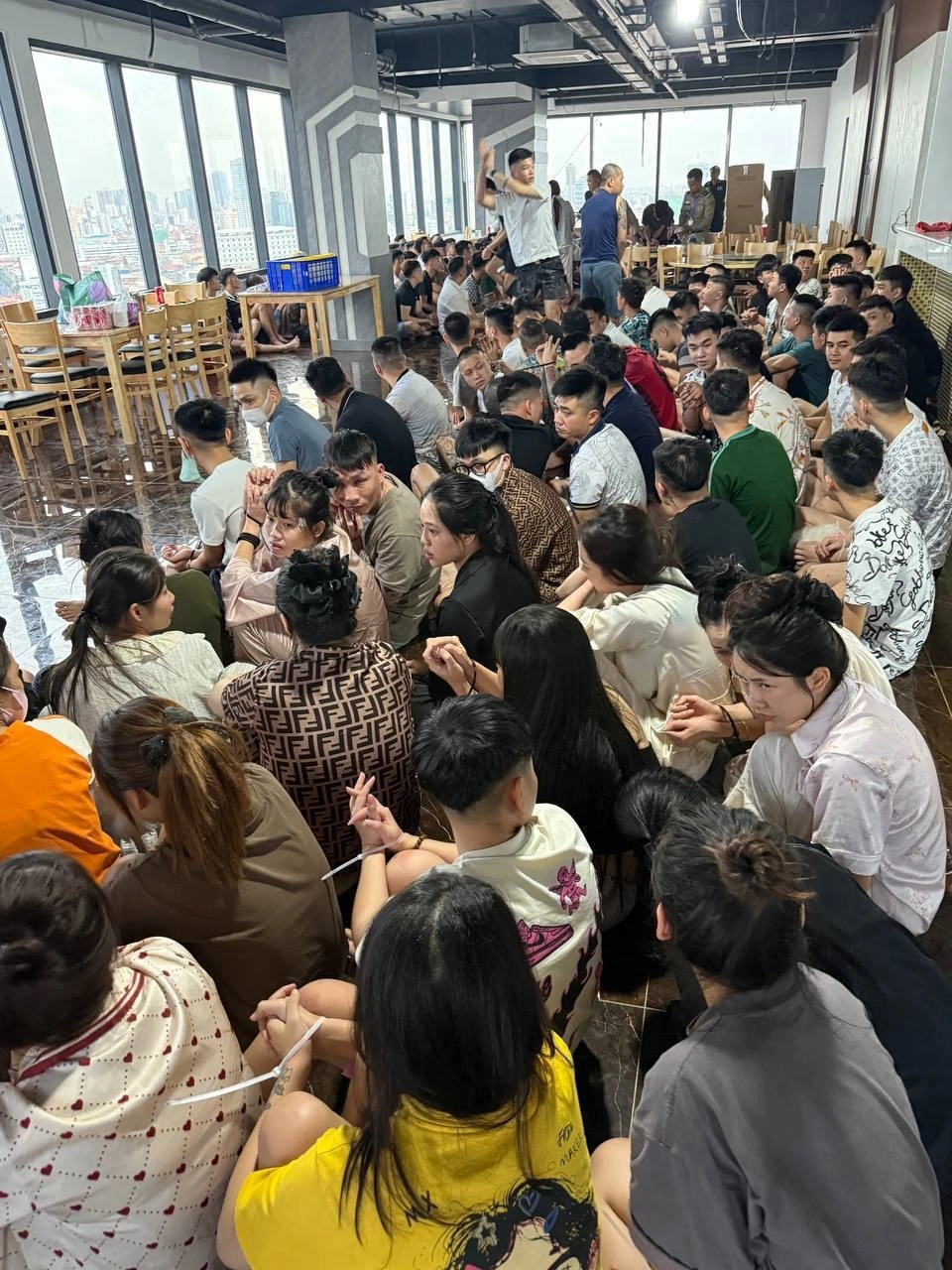 Các đối tượng bị bắt giữ tại trung tâm lừa đảo trực tuyến. (Ảnh: Bộ Nội vụ Campuchia)