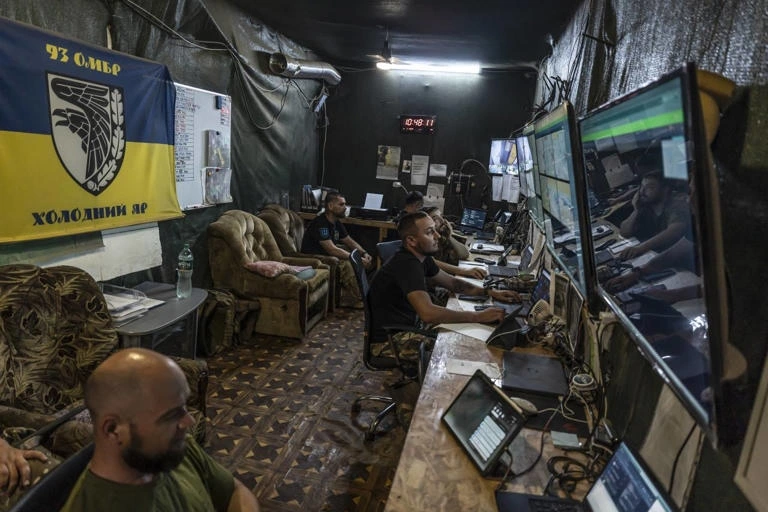Lữ đoàn 93 theo dõi cảnh quay bằng UAV ở Kostyantynivka, miền đông Ukraine. Ảnh: The Wall Street Journal